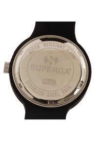 Reloj de pulsera negro con un fondo de acero inoxidable, etiquetado "RESISTENTE AL AGUA 3 ATM" y "SUPERGA", con una caja suave y redondeada.