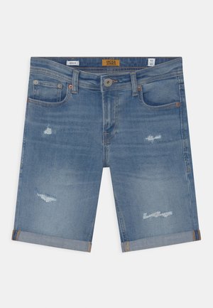 Hellblaue Jeansshorts mit einem abgenutzten Muster, fünf Taschen und umgeschlagenen Säumen. Enthält einen Knopf- und Reißverschluss.