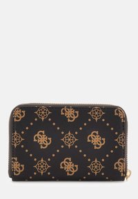 Portafoglio zip-around nero con motivo geometrico e logo marrone, superficie testurizzata e tirazip dorato su sfondo bianco.