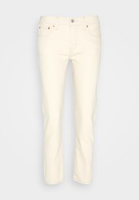 Crème-kleurige denim jeans met een recht gesneden ontwerp, voorzien van twee voorzakken, een enkele knoopsluiting en subtiele koperen accenten.