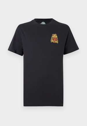 Schwarzes T-Shirt mit kurzen Ärmeln und einer kleinen gelb-roten Froschgrafik, die einen Basketball in der linken Brustpartie hält.