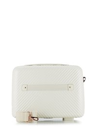 Witte synthetische tas met diagonale geribbelde textuur, rechthoekige vorm, afneembare schouderriem en kleine hardwareaccenten op de riem.