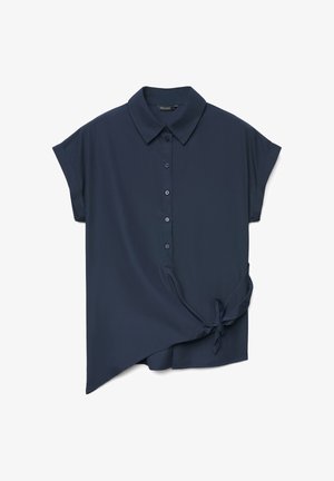 Blouse à manches courtes bleu marine avec boutonnage sur le devant, col pointu, ourlet asymétrique et détail noué sur le côté.