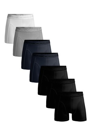 Zeven paar herenboxershorts in wit, grijs, marineblauw en zwart, elk met een tailleband met het merk "MUCHACHOMALO".