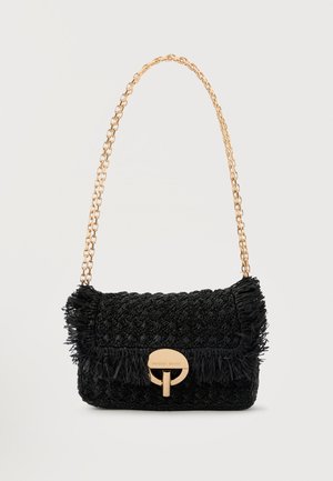 Schwarze gewebte Handtasche mit Fransenbesatz, goldfarbenem, rundem Verschluss und goldfarbener Kettenschulterriemen.