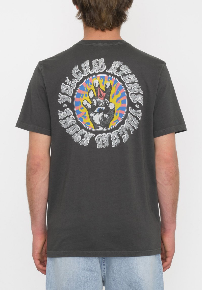 Camiseta de algodón gris con un gráfico colorido de una mano rodeada de texto en negrita y llamas psicodélicas en la parte posterior. Manga corta.