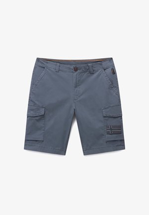 Graue Cargoshorts mit einem Knopfverschluss, seitlichen Taschen und einem Patch mit einem Flaggenmotiv am rechten Bein. Leichtes Material.