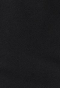 Tiheä musta teksturoitu kangastausta hienovaraisella kudontakuviolla.