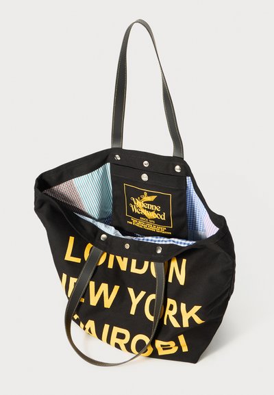 Borsa a tracolla nera con testo giallo "LONDRA NEW YORK NAIROBI". L'interno presenta una fodera a righe multicolori e un'etichetta con logo. Manici lunghi.