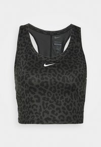 Sujetador deportivo de estampado de leopardo negro hecho de material Dri-FIT, con un diseño de espalda cruzada y un pequeño logo blanco de Nike en la parte frontal.