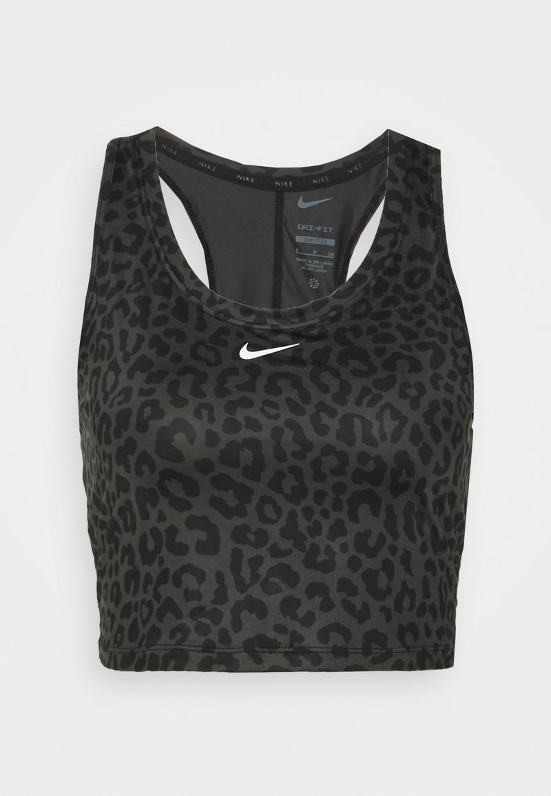 Soutien-gorge de sport à motif léopard noir, fabriqué en matériau Dri-FIT, avec un design dos nageur et un petit logo Nike blanc à l'avant.