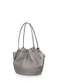 Sac fourre-tout en cuir gris doux avec un haut froncé et deux longues poignées, comportant un logo de marque subtilement embossé près du bas.