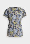 FLORAL SLUB JERSEY FLUTTER SLEEVE TOP - T-shirt con stampa - blue/multi-colored