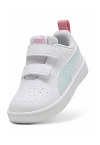 Valkoiset synteettiset urheilukengät vaaleansinisillä yksityiskohdilla, verkkokankaasta valmistettu kieli ja kaksi tarranauhaa. Varustettu vaaleanpunaisella vetonauhalla ja rei'itetyllä varpaalla.