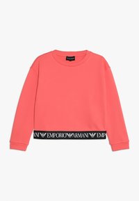 Sudadera de manga larga color coral con dobladillo elástico negro que presenta un texto repetido en blanco con el logo de Emporio Armani y símbolos de águila.