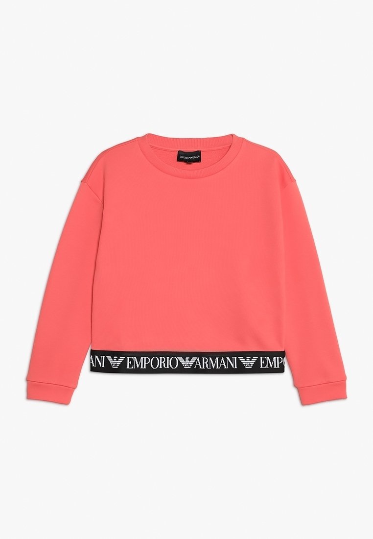 Sudadera de manga larga color coral con dobladillo elástico negro que presenta un texto repetido en blanco con el logo de Emporio Armani y símbolos de águila.