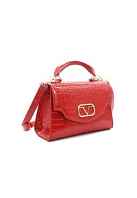 Sac à main rouge texturé avec poignée supérieure et bandoulière amovible, avec un fermoir doré et une forme rectangulaire structurée sur fond blanc.