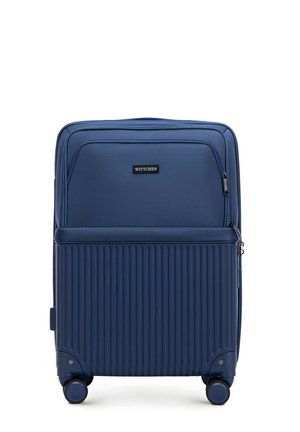 Valise bleue avec une surface lisse et des rainures verticales. Elle possède une poche zippée à l'avant et quatre roues pour un transport facile.