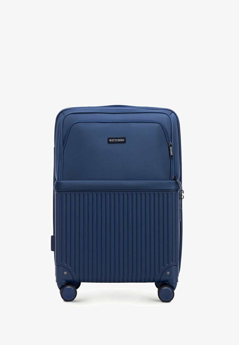 Modrá kufřík s hladkým povrchem a vertikálními drážkami. Má přední kapsu na zip a čtyři kola pro snadnou přepravu.