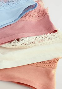 Katoenen mengsel camisoles in lichtblauw, roze, perzik en crème, met kantafwerking langs de bovenkant en zachte, gladde texturen.
