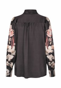 Blouse foncée avec manches longues à motif floral, empiècement froncé dans le dos et poignets boutonnés, vue de dos sur fond blanc.