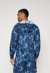 The North Face MOUNTAIN ATHLETICS - Corta-vento - summit navy painted mountains
