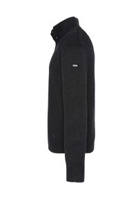 Ciemnoszary sweter z dzianiny z wysokim kołnierzem, ściągaczami przy mankietach, akcentami na ramionach i małym logo na rękawie. Klasyczny krój.