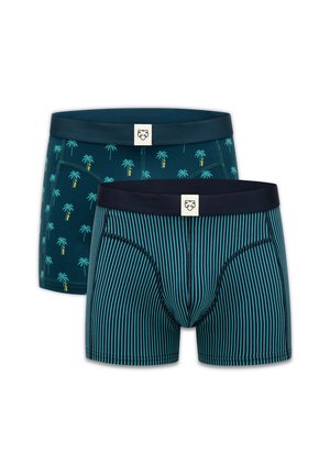 Dva para muških bokserica, jedne s uzorkom palminih stabala u tirkiznoj boji, druge s tamnoplavo-tirkiznim okomitim prugama, obje s tamnim pojasom.