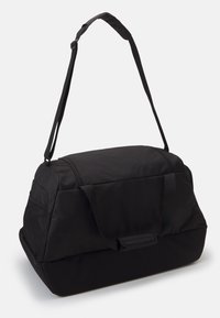 Sac de sport noir en tissu résistant, avec un dessus zippé, une bandoulière ajustable et une poche en mesh sur le côté pour un rangement supplémentaire.