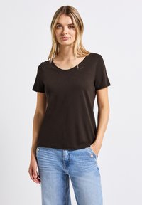 T-shirt corto marrone a maniche corte con scollatura a girocollo. Realizzato in materiale morbido; presenta una vestibilità comoda e una trama liscia. Adatto per un abbigliamento informale.