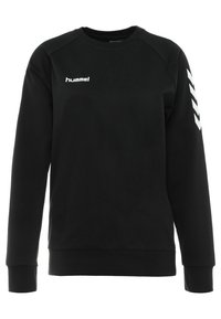 Sweat-shirt noir en tissu doux, avec un col rond, des poignets côtelés et un logo blanc sur la poitrine accompagné d'accents en chevron blancs sur la manche.