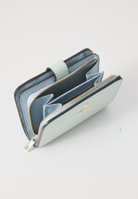 Portemonnee met een mintgroene textuur aan de buitenkant, blauwe binnencompartimenten, een gouden rits en logodetail. Compact en met meerdere vakken.