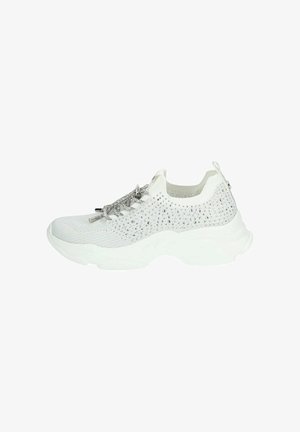 Baskets en maille blanche avec une tige texturée, accentuées de quincaillerie argentée sur les lacets, et une semelle épaisse blanche.