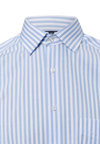 Gestreiftes Button-down-Hemd aus hellblauem und weißem Baumwollstoff. Verfügt über einen klassischen Kragen, eine einzelne Brusttasche und Perlknopfverschluss.