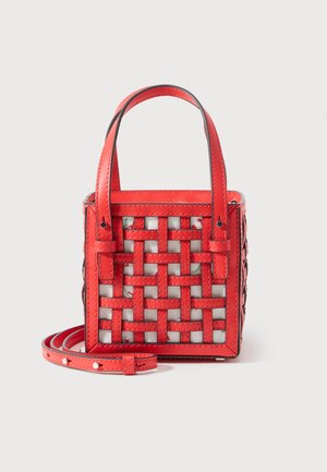Czerwona pleciona skórzana torebka z podwójnymi uchwytami i odpinanym paskiem, z widoczną tkaninową podszewką przez pleciony wzór.