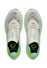 Valged võrkmaterjalist jooksujalatsid rohelise ja sinise gradienteeritud tallaga, hingava pealse, paelte ja polsterdatud sisetallaga, millel on logo detailid.
