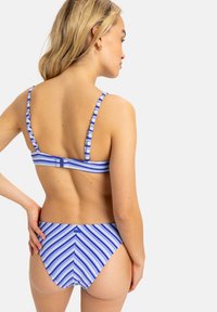 Prugasti dvodelni bikini z modrimi in belimi navpičnimi črtami, teksturirano blago, nastavljive naramnice in zaponka na hrbtu.