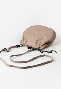 Borsa in pelle beige con forma arrotondata, chiusura a cordoncino e tracolla rimovibile. Presenta una catena nera e una superficie texturizzata.