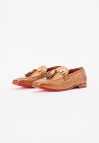 Hellbraune Lederloafers mit runder Zehenpartie, ausgestattet mit goldfarbener Hardware und Quasten, strukturiertem Obermaterial und roten Gummisohlen.