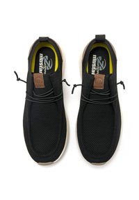 Zapatillas de malla negra con cordones elásticos, detalles en cuero marrón, plantillas acolchadas y suela de goma color crema.