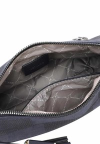 Navy materiałowa torba od wewnątrz z zamknięciem na zamek, z gładką szarością podszewką o subtelnym geometrycznym wzorze oraz małą wewnętrzną kieszonką.