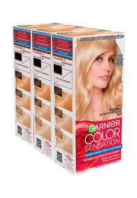 Scatole di tintura per capelli Garnier Color Sensation con una finitura lucida in crema, che presentano diverse tonalità di biondo e chiare istruzioni per l'applicazione.