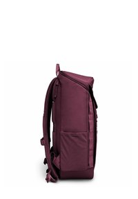 Zaino slim color marsala con schiena imbottita, spallacci regolabili, tasca laterale e maniglia superiore, mostrato di lato su uno sfondo bianco.