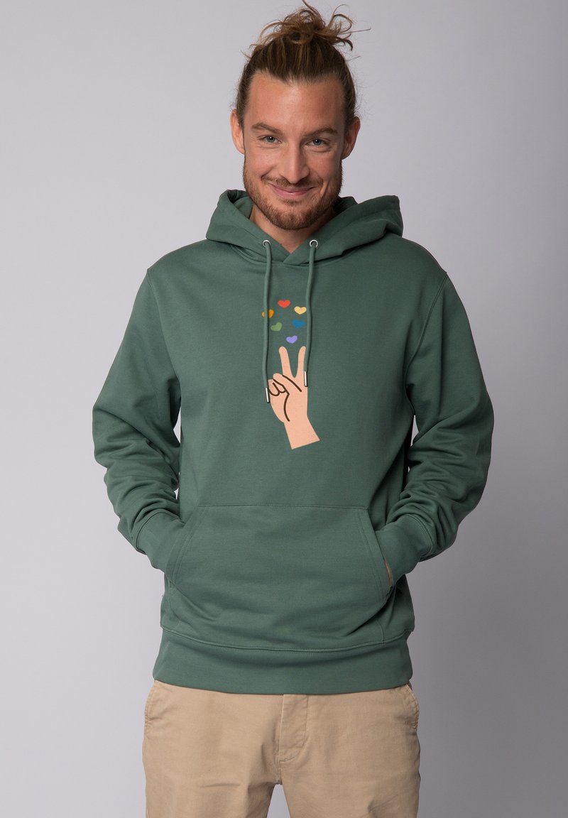 Hoodie vert en mélange de coton, arborant un motif de geste de la main avec des cœurs multicolores au-dessus. Poche kangourou à l'avant.