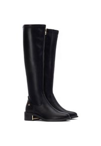 Botas altas de cuero negro con cremallera lateral, tacón cuadrado y sutil acento de logo en el tacón. Textura suave y diseño ajustado.