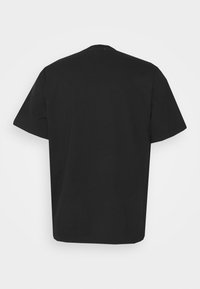 Svart kortärmad T-shirt i bomull, med rund hals, avslappnad passform och enkel design utan synliga logotyper eller mönster.