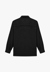 Camisa negra de manga larga con cuello, puños abotonados y yugo trasero recto, exhibida de forma plana sobre un fondo blanco.
