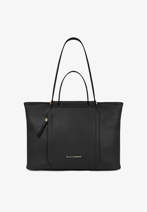 Bolso tote de cuero negro con doble asa, diseño plano, acento de logo en dorado y bolsillo lateral con cremallera. Textura suave con estilo minimalista.