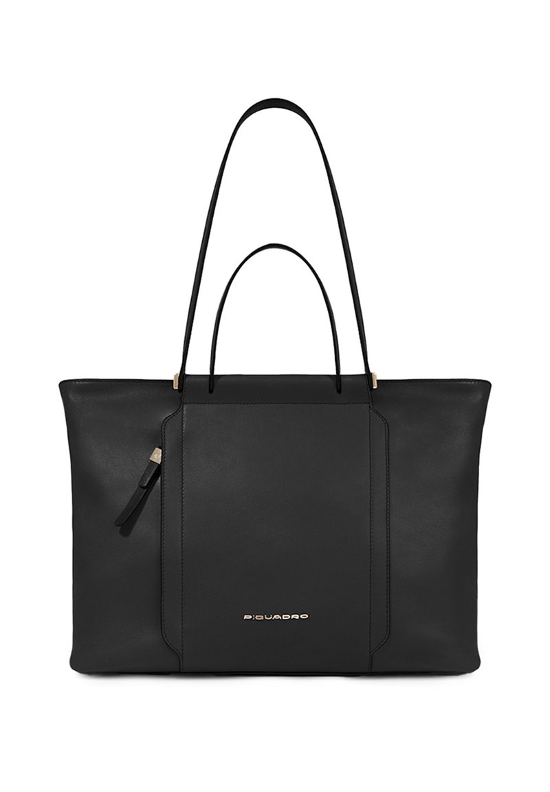 Bolso tote de cuero negro con doble asa, diseño plano, acento de logo en dorado y bolsillo lateral con cremallera. Textura suave con estilo minimalista.