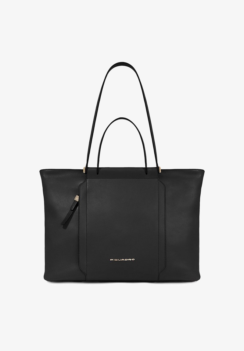 Bolso tote de cuero negro con doble asa, diseño plano, acento de logo en dorado y bolsillo lateral con cremallera. Textura suave con estilo minimalista.